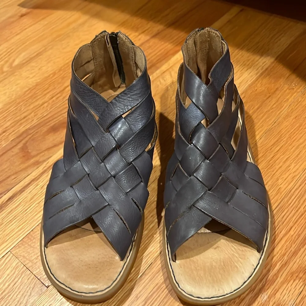 BORN IWA STRAPPY LEATHER SANDAL - Picture 2 of 6